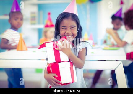 Sorridente ragazza alla festa di compleanno Foto Stock