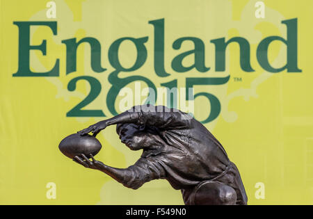 Una statua di un giocatore al di fuori di Twickenham Stadium di Londra, la sede per la finale della Coppa del Mondo di Rugby 2015. Foto Stock