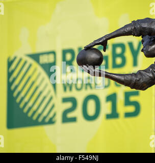 Una statua di un giocatore al di fuori di Twickenham Stadium di Londra, la sede per la finale della Coppa del Mondo di Rugby 2015. Foto Stock