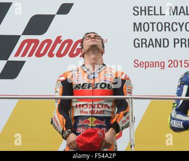 Dal Circuito di Sepang, in Malesia. 25 ott 2015. Dani Pedrosa sul podio dopo il guscio della Malaysia Gran Premio di Motociclismo Foto Stock