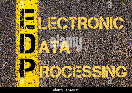 Concetto di immagine del Business acronimo EDP Elaborazione elettronica dei dati scritti sopra la segnaletica stradale vernice gialla linea. Foto Stock