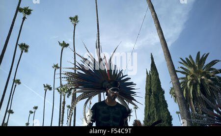 Hollywood, CALIFORNIA, STATI UNITI D'AMERICA. 24 ott 2015. Un partecipante prende parte in una processione all'Hollywood Forever Cemetery per il Dia de los Muertos (Giorno dei Morti) nella sezione di Hollywood di Los Angeles, Sabato 24 Ottobre, 2015. L antica tradizione messicana commemora cari che hanno die.ARMANDO ARORIZO © Armando Arorizo/Prensa Internacional/ZUMA filo/Alamy Live News Foto Stock