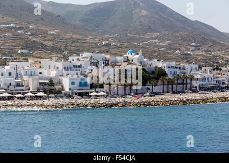 Paros Grecia- Maggio 17, 2015: pittoresche dell'isola di Paros vista dalla nave in isola di Paros, Cicladi Grecia. Foto Stock