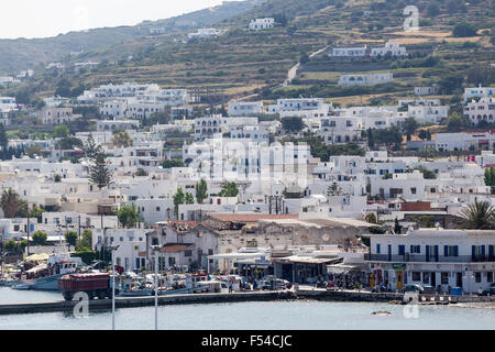 Paros Grecia- Maggio 17, 2015: pittoresche dell'isola di Paros vista dalla nave in isola di Paros, Cicladi Grecia. Foto Stock