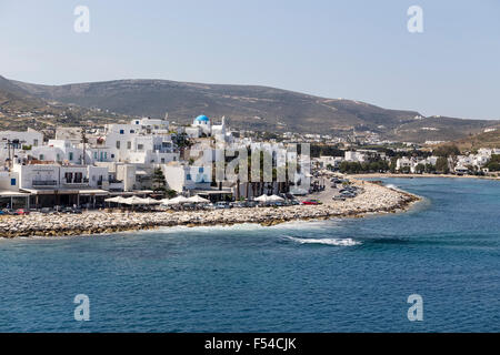 Paros Grecia- Maggio 17, 2015: pittoresche dell'isola di Paros vista dalla nave in isola di Paros, Cicladi Grecia. Foto Stock