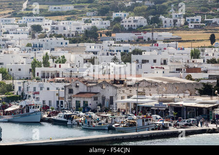 Paros Grecia- Maggio 17, 2015: pittoresche dell'isola di Paros vista dalla nave in isola di Paros, Cicladi Grecia. Foto Stock