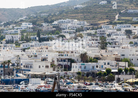 Paros Grecia- Maggio 17, 2015: pittoresche dell'isola di Paros vista dalla nave in isola di Paros, Cicladi Grecia. Foto Stock