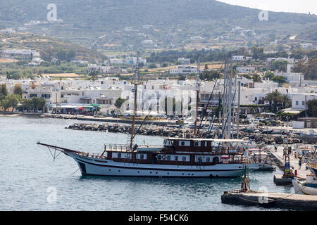 Paros Grecia- Maggio 17, 2015: pittoresche dell'isola di Paros vista dalla nave in isola di Paros, Cicladi Grecia. Foto Stock