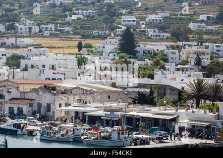 Paros Grecia- Maggio 17, 2015: pittoresche dell'isola di Paros vista dalla nave in isola di Paros, Cicladi Grecia. Foto Stock