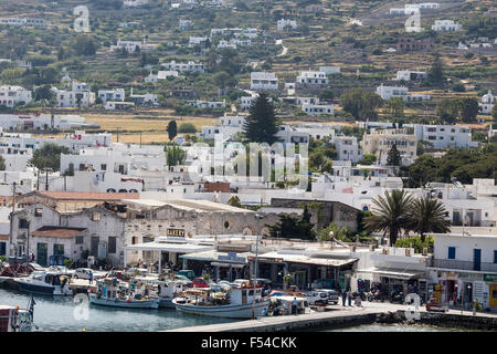 Paros Grecia- Maggio 17, 2015: pittoresche dell'isola di Paros vista dalla nave in isola di Paros, Cicladi Grecia. Foto Stock