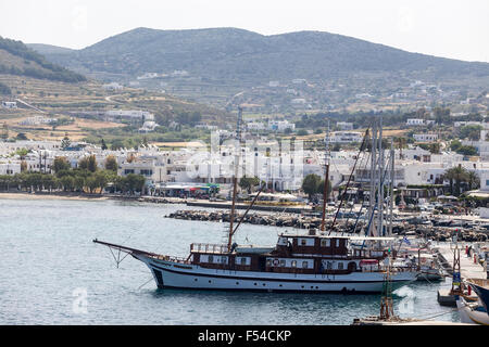 Paros Grecia- Maggio 17, 2015: pittoresche dell'isola di Paros vista dalla nave in isola di Paros, Cicladi Grecia. Foto Stock