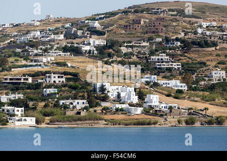 Paros Grecia- Maggio 17, 2015: pittoresche dell'isola di Paros vista dalla nave in isola di Paros, Cicladi Grecia. Foto Stock