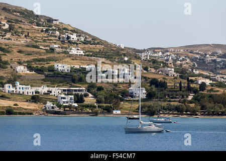 Paros Grecia- Maggio 17, 2015: pittoresche dell'isola di Paros vista dalla nave in isola di Paros, Cicladi Grecia. Foto Stock