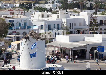 Paros Grecia- Maggio 17, 2015: pittoresche dell'isola di Paros vista dalla nave in isola di Paros, Cicladi Grecia. Foto Stock