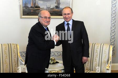 Il presidente russo Vladimir Putin incontra il presidente della Federazione Internazionale delle Associazioni di calcio Sepp Blatter prima del 2018 FIFA World Cup preliminare di disegnare il 25 luglio 2015 a San Pietroburgo, Russia. Foto Stock