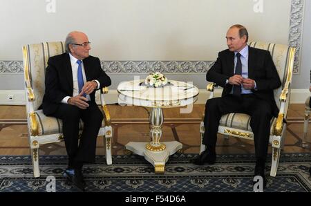 Il presidente russo Vladimir Putin incontra il presidente della Federazione Internazionale delle Associazioni di calcio Sepp Blatter prima del 2018 FIFA World Cup preliminare di disegnare il 25 luglio 2015 a San Pietroburgo, Russia. Foto Stock