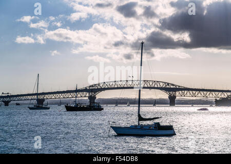 Nuova Zelanda, Isola del nord di Auckland, in vista di Auckland Harbour Bridge Foto Stock
