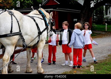 Lancaster, Pennsylvania: scuola i bambini nella loro divisa rossa pacche un team di cavalli bianchi al Museo Landis Foto Stock