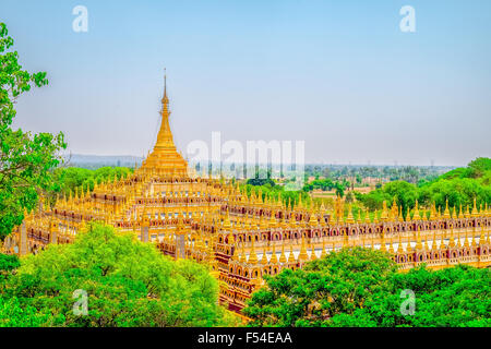 Bella Pagoda buddista in Myanmar, sud-est asiatico Foto Stock