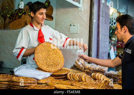 La vendita di pane lungo le strade di Teheran, Iran Foto Stock