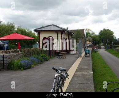 Un grande luogo di sosta per il pranzo sul Bristol e Bath percorso ferroviario. Foto Stock