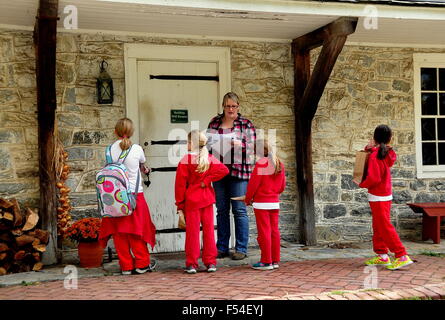 Lancaster, Pennsylvania: scuola i bambini con il loro insegnante di fronte al c.1800-20 taverna di pietra Foto Stock