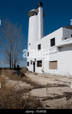 Persona di scattare una foto di abbandono dei vecchi stazione della guardia costiera. Foto Stock