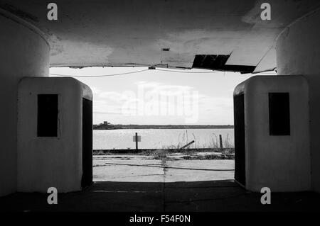 Immagine in bianco e nero di abbandonare la stazione della guardia costiera. Foto Stock