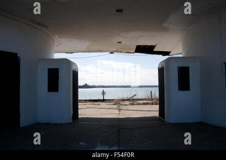 Vista da abbandonare la vecchia stazione della guardia costiera. Foto Stock