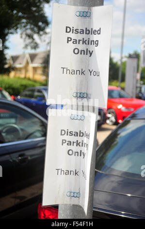 Parcheggio segni in un Audi concessionaria auto vicino al Gloucestershire città di Tetbury NEL REGNO UNITO. Foto Stock