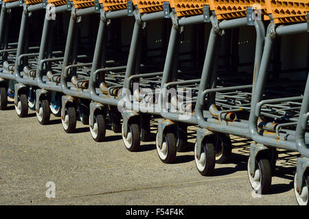 Un vicino l immagine di un gruppo di carrelli di shopping Foto Stock