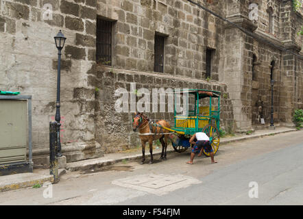 MANILA, Filippine - Giugno 7, 2015: carro trainato da cavalli di Intramuros, la monumentale parte spagnola di Manila Foto Stock