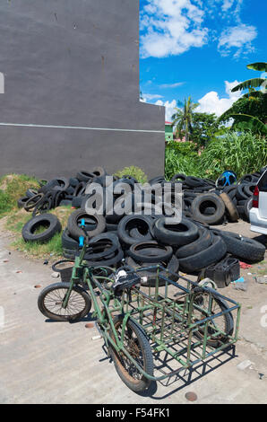 Pila di spreco di pneumatici per auto per le strade di Naga City, Filippine Foto Stock