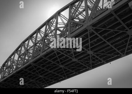 Acciaio ponte ferroviario vista di tre quarti dal basso. Foto Stock