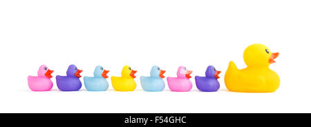 Big rubber duck leader di un gruppo di anatroccoli - concetto di leadership Foto Stock