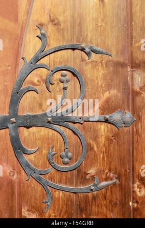 Medievale decorazioni di metallo sulla vecchia porta, dettaglio Foto Stock