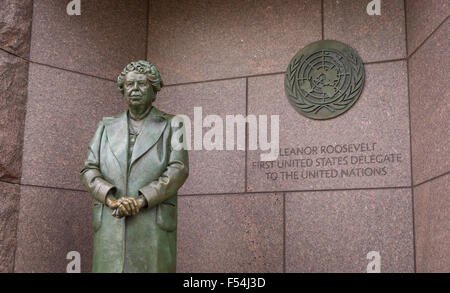 WASHINGTON, DC, Stati Uniti d'America - statua di bronzo di Eleanor Roosevelt e Nazioni Unite placque, a Franklin Roosevelt Memorial Foto Stock