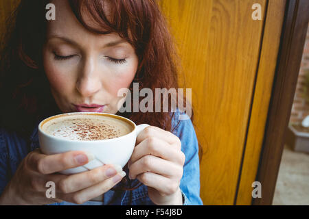 Studente maturo avente caffè nella caffetteria Foto Stock