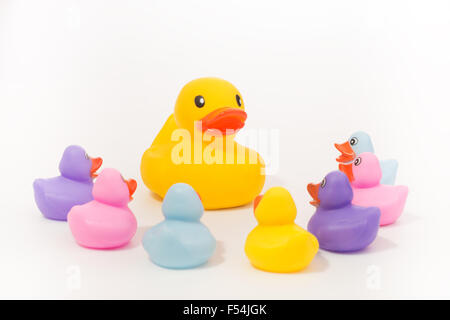 Big rubber duck a parlare davanti a un gruppo di poca gomma anatroccoli - concetto per l'insegnamento o la consulenza Foto Stock