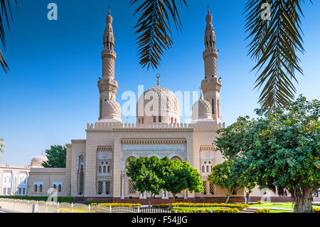 La Moschea di Jumeirah è una moschea nella città di Dubai. Si è detto che essa è la più fotografata moschea a tutti di Dubai. Foto Stock