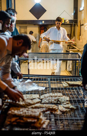 La vendita di pane lungo le strade di Teheran, Iran Foto Stock