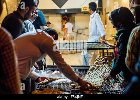 La vendita di pane lungo le strade di Teheran, Iran Foto Stock