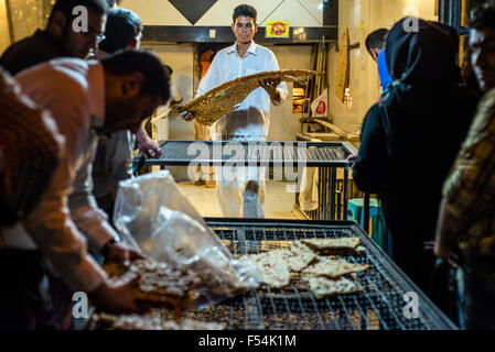 La vendita di pane lungo le strade di Teheran, Iran Foto Stock