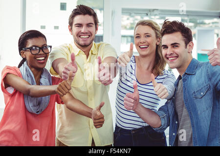 Happy team creative dando il pollice in alto Foto Stock