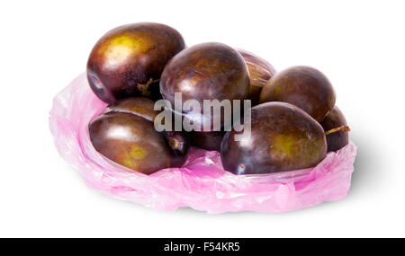 Tutta la violetta le prugne in un sacchetto di plastica isolati su sfondo bianco Foto Stock