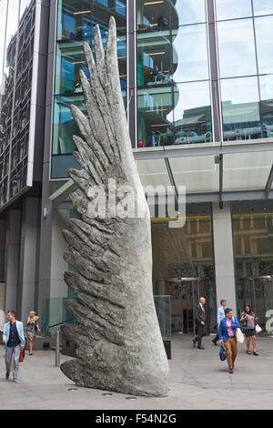 L'ala della città scultura in bronzo di Christopher Le Brun in Old Broad Street, Londra England Regno Unito Regno Unito Foto Stock