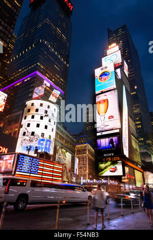 NEW YORK CITY - Luglio 09: Times Square, in primo piano con i Teatri di Broadway e LED animati segni, è un simbolo della città di New York Foto Stock