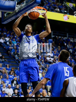 Lexington, Kentucky, Stati Uniti d'America. Xiii oct, 2015. Kentucky Wildcats avanti Skal Labissiere (1) sbattuto home due punti durante il gioco blu-bianco martedì 27 ottobre 2015 in Lexington, KY. Foto di Mark Cornelison | Staff © Lexington Herald-Leader/ZUMA filo/Alamy Live News Foto Stock