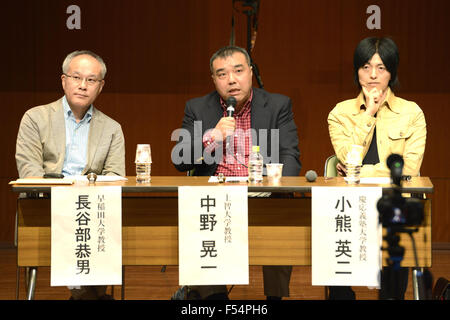 Koichi Nakano, centro, un professore di politica presso la Sophia University e i partecipanti frequentano il simposio intitolato 'costituzionalismo giapponese, la democrazia e il pacifismo al bivio,' a Hosei University di Tokyo in Giappone il 25 ottobre 2015. Gli studenti di azione di emergenza per la democrazia liberale-s (SEALDs) e l'associazione di studiosi contrari alla sicurezza-relative fatture (ASOSB) cosponsored la manifestazione di protesta contro le nuove leggi di sicurezza superato il mese scorso dal Parlamento. © AFLO/Alamy Live News Foto Stock