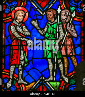 Vetrata raffigurante cavalieri medievali in Saint Gatien cattedrale di Tours, Francia. Foto Stock